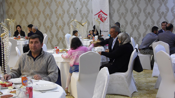 kars’ta-sehit-ve-gazi-aileleri-icin-iftar!-(7).jpg