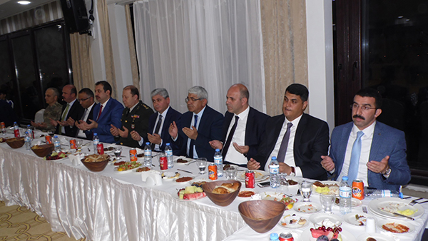 kars’ta-sehit-ve-gazi-aileleri-icin-iftar!-(9).jpg