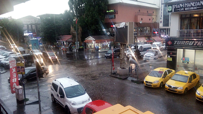 kars’ta-sicak-hava-yerini-yagmura-birakti-(4).jpg
