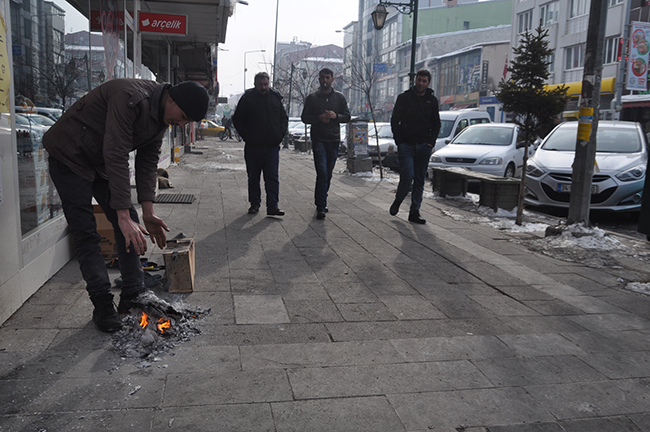 kars’ta-sogukta-calisan-ayakkabi-boyacisi-ates-yakarak-isinmaya-calisiyor-(2).jpg
