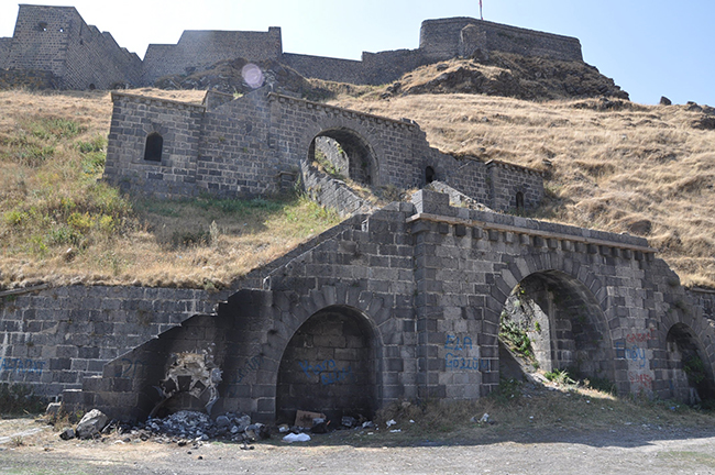 kars’ta-tarih-yok-ediliyor-(1).jpg