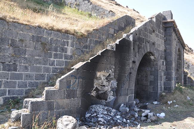 kars’ta-tarih-yok-ediliyor-(3).jpg