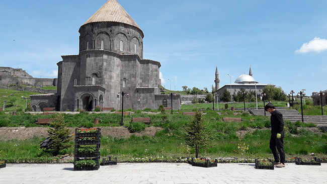 kars’ta-tarihi-mekanlarin-etrafi-cicek-acti--(1).jpg