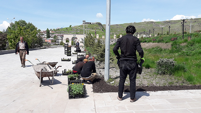 kars’ta-tarihi-mekanlarin-etrafi-cicek-acti--(2).jpg