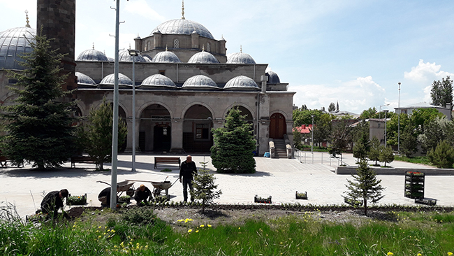 kars’ta-tarihi-mekanlarin-etrafi-cicek-acti--(3).jpg