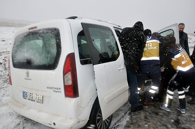 kars’ta-trafik-kazasi-1-yarali--(2).jpg