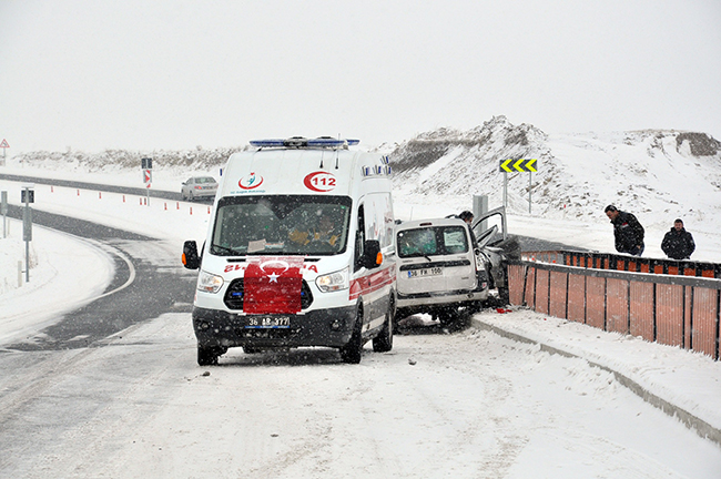 kars’ta-trafik-kazasi-2-yarali-(7).jpg