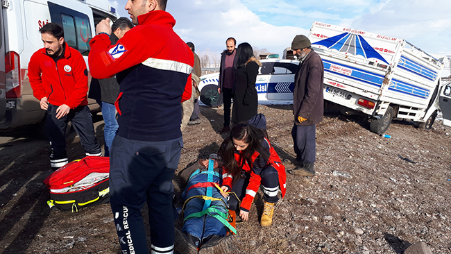 kars’ta-trafik-kazasi-3-yarali-(9).jpg