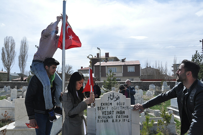 kars’ta-universite-ogrencileri-sehit-ogretmenleri-unutmadi--(5).jpg