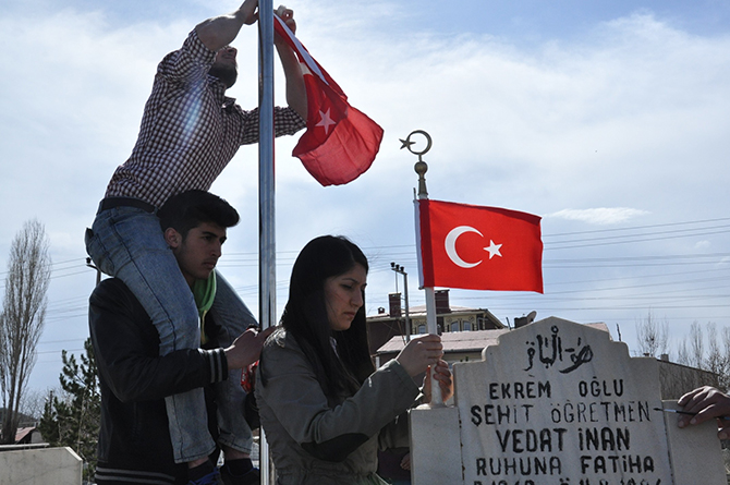 kars’ta-universite-ogrencileri-sehit-ogretmenleri-unutmadi--(6).jpg