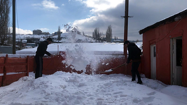 kars’ta-vatandaslarin-karla-mucadelesi--(2).jpg