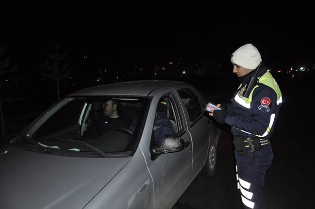kars’ta-yilbasi-gecesi-huzur-ve-trafik-uygulamasi-(10).jpg