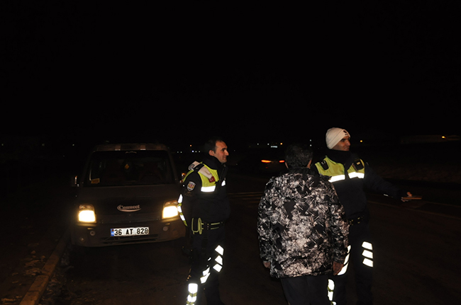 kars’ta-yilbasi-gecesi-huzur-ve-trafik-uygulamasi-(11).jpg