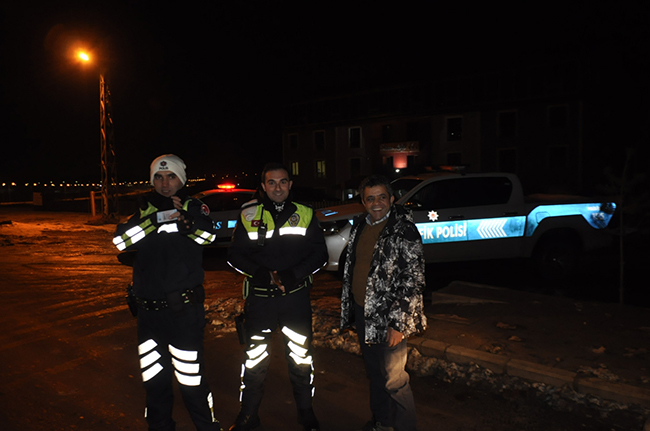 kars’ta-yilbasi-gecesi-huzur-ve-trafik-uygulamasi-(12).jpg