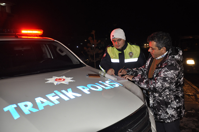 kars’ta-yilbasi-gecesi-huzur-ve-trafik-uygulamasi-(5).jpg