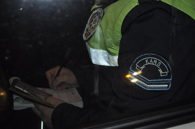 kars’ta-yilbasi-gecesi-huzur-ve-trafik-uygulamasi-(6).jpg
