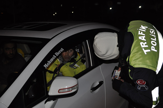 kars’ta-yilbasi-gecesi-huzur-ve-trafik-uygulamasi-(7).jpg