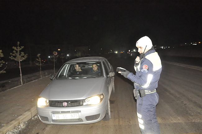 kars’ta-yilbasi-gecesi-huzur-ve-trafik-uygulamasi-(9).jpg