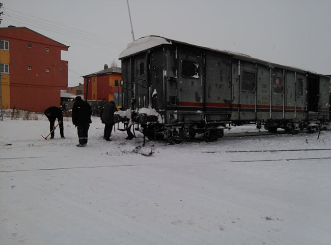 kars’ta-yogun-kar-yagisi-ve-tipi-treni-bile-raydan-cikardi-(4).jpg