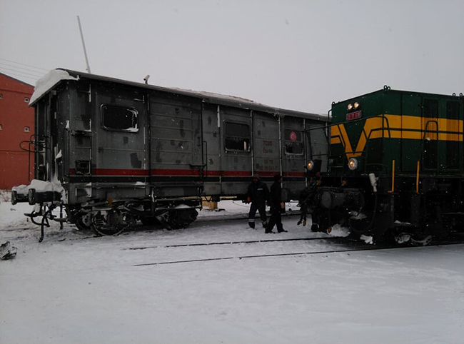 kars’ta-yogun-kar-yagisi-ve-tipi-treni-bile-raydan-cikardi-(5).jpg