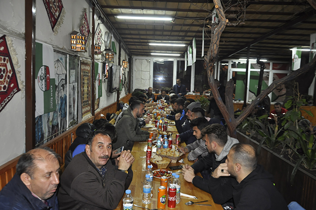 kars-36-sporlu-futbolculara-moral-yemegi-(1).jpg