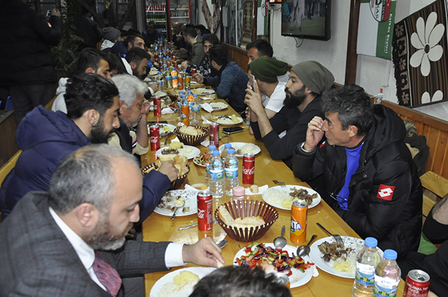 kars-36-sporlu-futbolculara-moral-yemegi-(3)-001.jpg