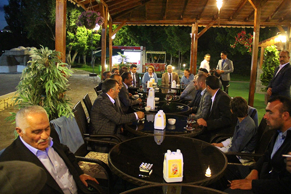 kars-belediye-baskani-murtaza-karacanta,-muhtarlarla-iftarda-bulustu-(3).jpg