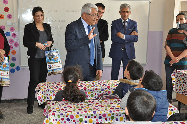 kars-belediye-baskani-murtaza-karacantadan-ogrencilere-23-nisan-ziyareti-(2).jpg