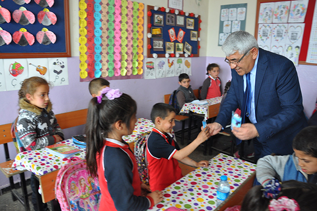kars-belediye-baskani-murtaza-karacantadan-ogrencilere-23-nisan-ziyareti-(3).jpg