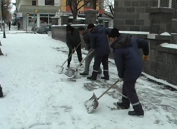 kars-belediye-iscilerinin-kar-mesaisi-basladi-(1).jpg