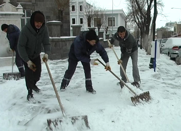 kars-belediye-iscilerinin-kar-mesaisi-basladi-(2).jpg