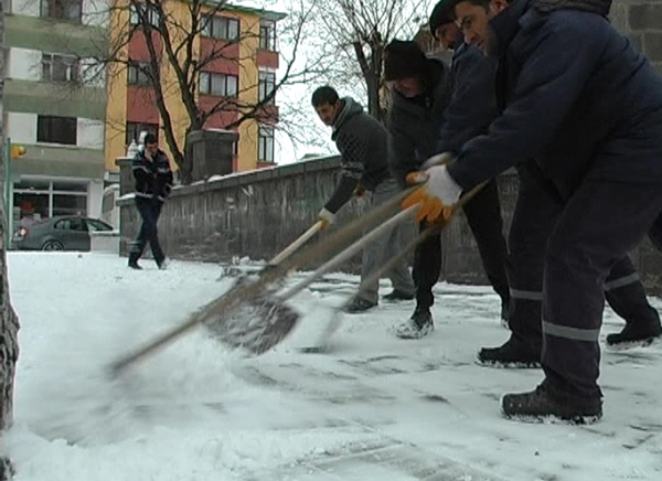 kars-belediye-iscilerinin-kar-mesaisi-basladi-(3)-001.jpg