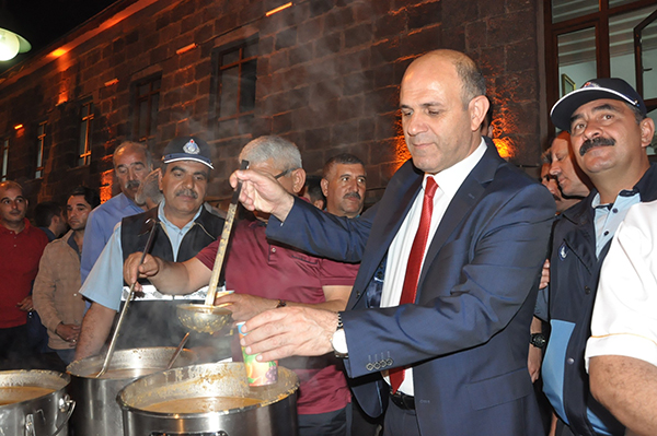 kars-belediyesi’nden-demokrasi-nobetinde-corba-ikrami-(4).jpg