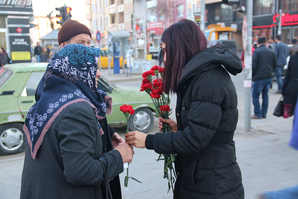kars-belediyesi-8-mart-kadinlar-gunu-nedeniyle-karanfil-dagitti-(1).jpg