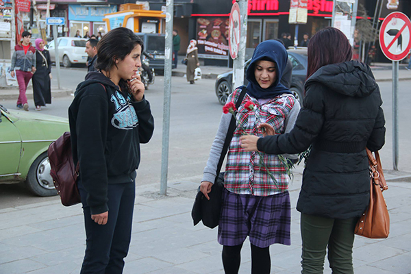 kars-belediyesi-8-mart-kadinlar-gunu-nedeniyle-karanfil-dagitti-(2).jpg