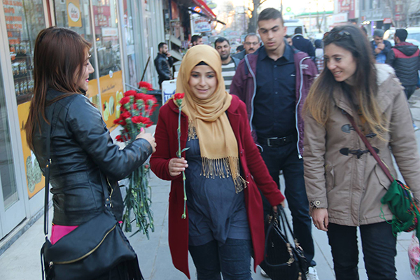 kars-belediyesi-8-mart-kadinlar-gunu-nedeniyle-karanfil-dagitti-(3).jpg