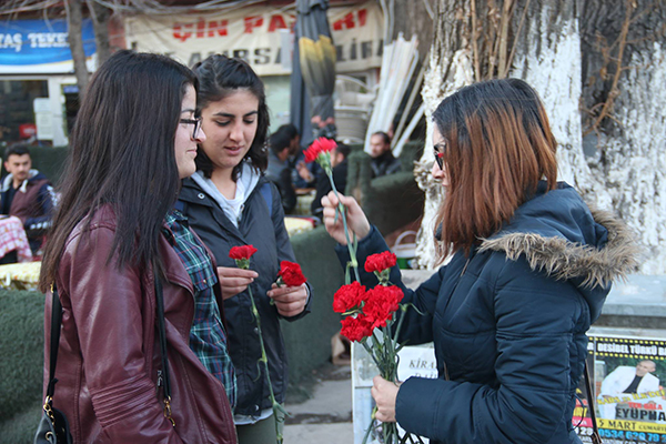 kars-belediyesi-8-mart-kadinlar-gunu-nedeniyle-karanfil-dagitti-(4).jpg