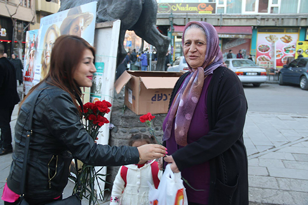 kars-belediyesi-8-mart-kadinlar-gunu-nedeniyle-karanfil-dagitti-(5).jpg