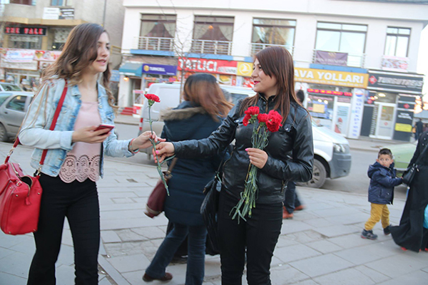 kars-belediyesi-8-mart-kadinlar-gunu-nedeniyle-karanfil-dagitti-(7).jpg
