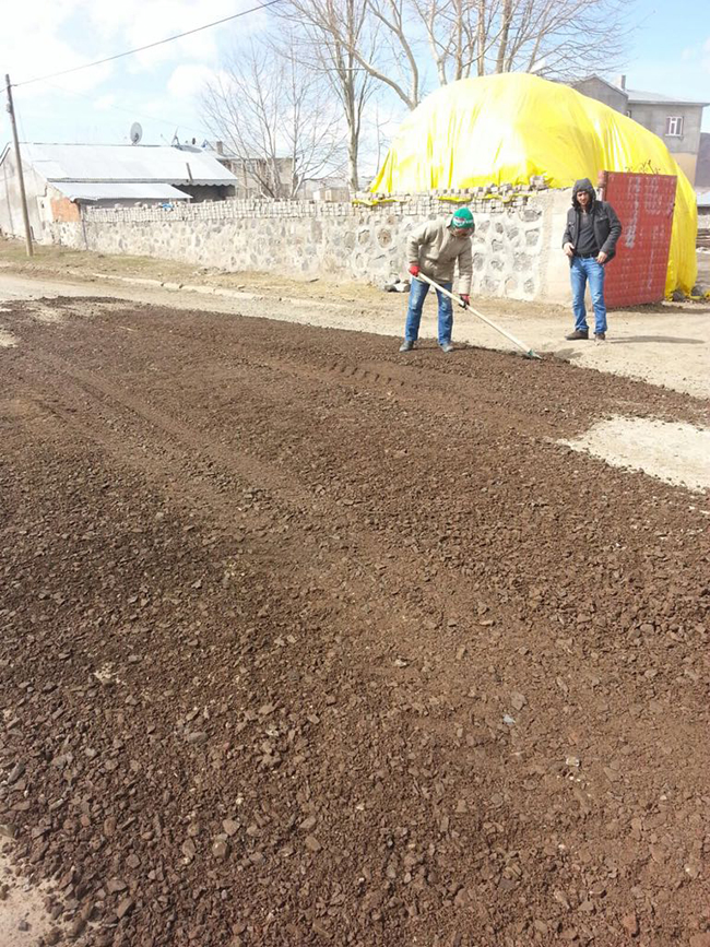 kars-belediyesi-bozulan-yollari-yama-yapiyor-(1).jpeg