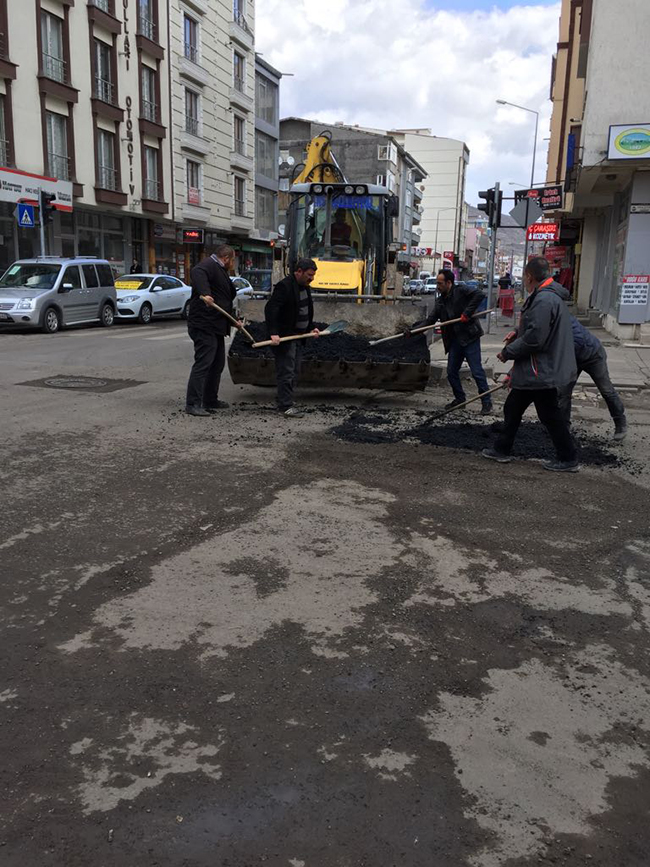 kars-belediyesi-bozulan-yollari-yama-yapiyor-(2).jpeg