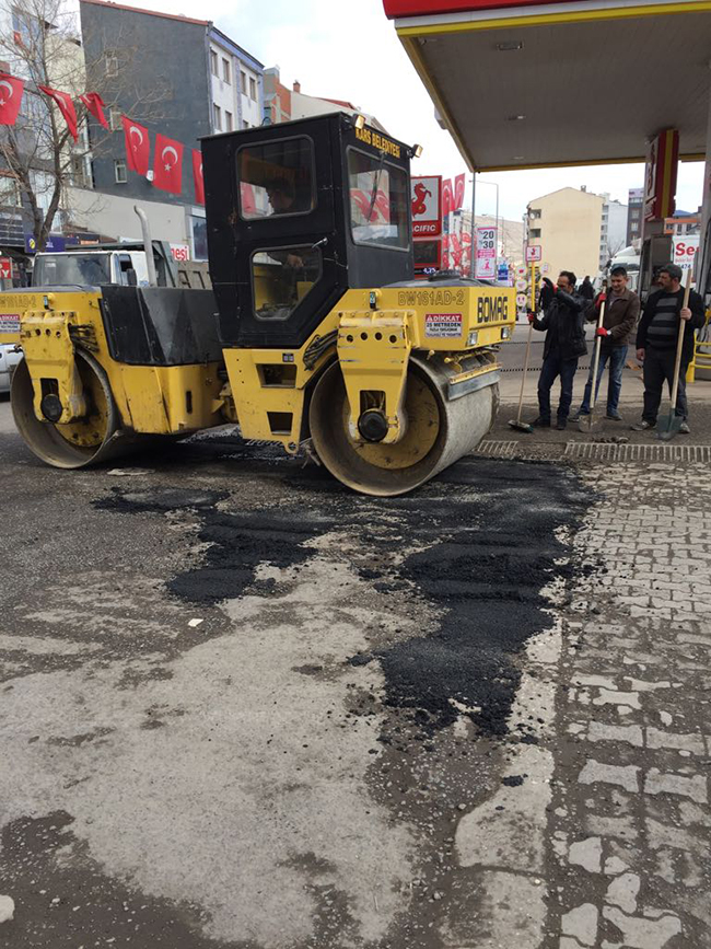 kars-belediyesi-bozulan-yollari-yama-yapiyor-(3).jpeg