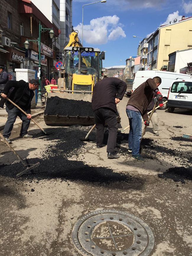 kars-belediyesi-bozulan-yollari-yama-yapiyor-(4).jpeg