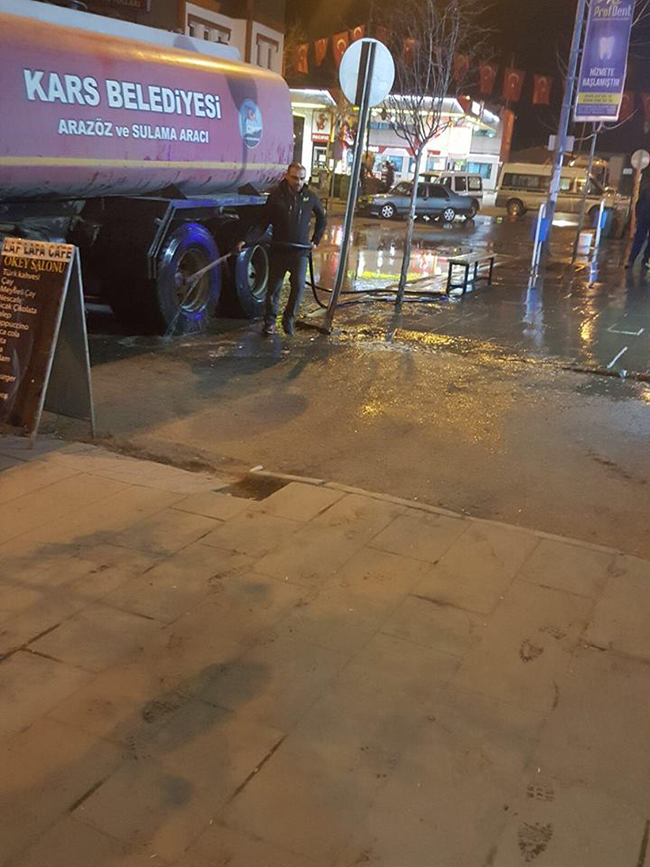 kars-belediyesi-cadde-ve-kaldirimlari-yikiyor-(1)-002.jpg