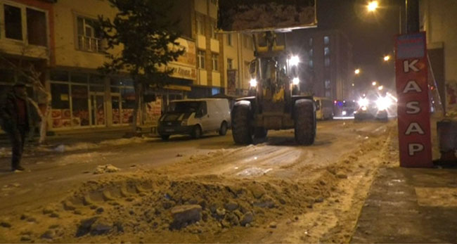 kars-belediyesi-caddelerin-kar-ve-buzunu-temizliyor--(1).jpg
