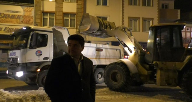 kars-belediyesi-caddelerin-kar-ve-buzunu-temizliyor--(4).jpg