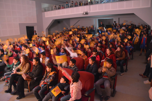 kars-belediyesi-cocuklari-tiyatroda-bulusturdu-(1).jpg