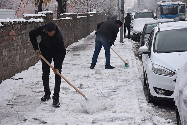 kars-belediyesi-kar-kureme-calismasi-baslatti-(2).jpg