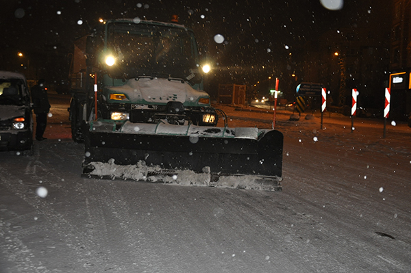 kars-belediyesi-karla-mucadele-calismalarina-araliksiz-devam-ediyor-(1).jpg