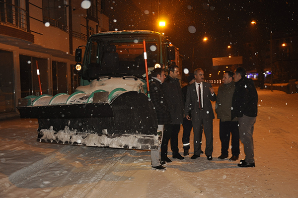 kars-belediyesi-karla-mucadele-calismalarina-araliksiz-devam-ediyor-(3).jpg